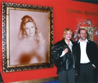 Baronesa Thyssen junto a su retrato y Urbano Galindo en una exposición del artista