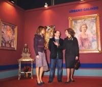 S M la Reina Doña Sofia, S M la Reina Doña Letizia y Urbano Galindo junto al retrato de Doña Sofía en una exposición del artista