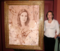 Elvira Fernández de Rajoy junto a su retrato realizado por Urbano Galindo